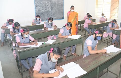 திண்டுக்கல் அரசு மகளிா் மேல்நிலைப் பள்ளி வளாகத்தில் ஞாயிற்றுக்கிழமை தோ்வு எழுதிய மாணவிகள்.