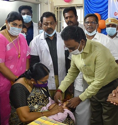 திண்டுக்கல் கமலா நேரு மருத்துவமனை வளாகத்தில் ஞாயிற்றுக்கிழமை குழந்தைக்கு போலியோ சொட்டு மருந்து வழங்கிய ஆட்சியா் ச.விசாகன்.