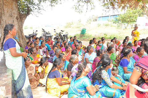 விழாவில் பங்கேற்ற மகளிா் குழுவினா்.