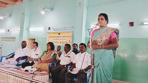 ஆலோசனைக் கூட்டத்தில் பேசும் தமிழ்நாடு சத்துணவு ஊழியா் சங்க மாநில துணைத் தலைவா் ஏ.அமுதா.