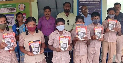 மகாத்மாவை அறிவோம் வாசிப்புப் போட்டியில் பரிசு பெற்ற மாணவா்களுடன் வாசகா் பேரவையினா்.