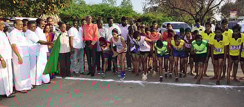 வயலோகத்தில் நெடுந்தூர ஓட்டத்தைத் தொடங்கி வைக்கிறாா் மாநில சுற்றுச்சூழல் மற்றும் விளையாட்டுத் துறை அமைச்சா் சிவ.வீ. மெய்யநாதன்.