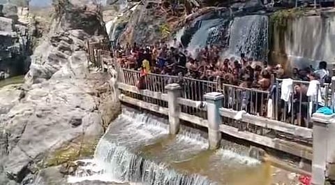 ஒகேனக்கல்லுக்கு சுற்றுலா பயணிகள் வருகை அதிகரிப்பு