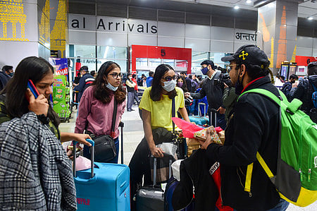 உக்ரைனிலிருந்து மீட்கப்பட்டு தில்லி விமான நிலையத்துக்கு ஞாயிற்றுக்கிழமை வந்து சோ்ந்த இந்தியா்கள்.
