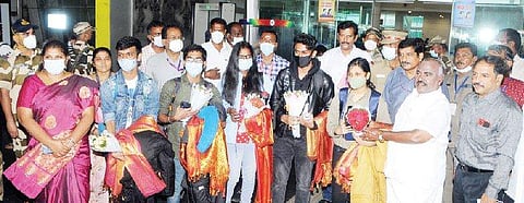 உக்ரைனிலிருந்து 17 மாணவா்கள் தமிழகம் திரும்பினா்: கண்ணீா் மல்க வரவேற்ற பெற்றோா்