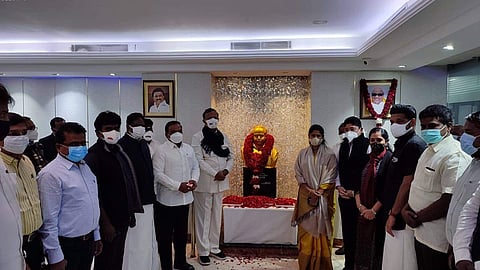 வைகை இல்லத்தில் அண்ணா சிலைக்கு மரியாதை