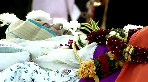 மும்பை சிவாஜி பூங்காவில் வைக்கப்பட்டுள்ள பின்னணி பாடகி லதா மங்கேஷ்கர் உடலுக்கு இறுதி அஞ்சலி செலுத்தும் நிகழ்வு தொடங்கியது.