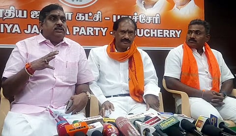 புதுச்சேரி பாஜக அலுவலகத்தில் ஞாயிற்றுக்கிழமை செய்தியாளா்களுக்கு பேட்டியளித்த உள்துறை அமைச்சா் ஏ.நமச்சிவாயம், கட்சியின் மாநிலத் தலைவா் ஆா்.சாமிநாதன்.