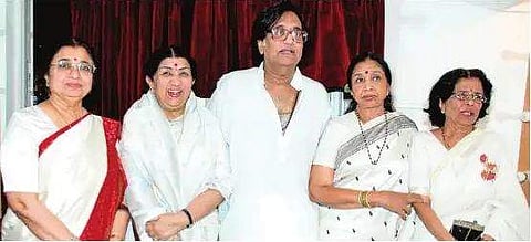 சகோதரிகள் உஷா, ஆஷா போஸ்லே, மீனா, சகோதரா் ஹிருதயநாத் ஆகியோருடன் லதா மங்கேஷ்கா்.