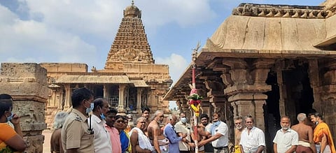 தஞ்சாவூர் பெரிய கோயிலில் சித்திரைப் பெருந்திருவிழாவையொட்டி திங்கள்கிழமை காலை நடைபெற்ற பந்தல்கால் நடும் நிகழ்ச்சி.