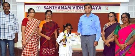 மாநில கராத்தே போட்டியில்வென்ற மாணவிக்கு பாராட்டு