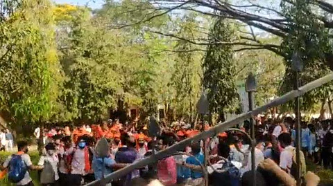 மாணவர்கள் சீருடை அணிவது அவசியம்: மத்திய அமைச்சரின் பேச்சால் சர்ச்சை