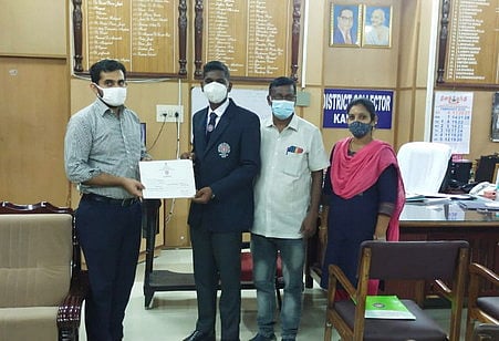 தில்லி குடியரசு தின அணிவகுப்பில்பங்கேற்ற மாணவருக்கு பாராட்டு