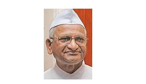 மகாராஷ்டிரத்தில் மளிகைக் கடைகளில் ஒயின்:உண்ணாவிரதம் அறிவித்தாா் அண்ணா ஹசாரே