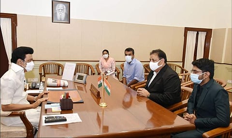 தமிழக முதல்வரைச் சந்தித்த இந்திய செஸ் சம்மேளனத்தின் அதிகாரிகள் (படம் - twitter.com/aicfchess)