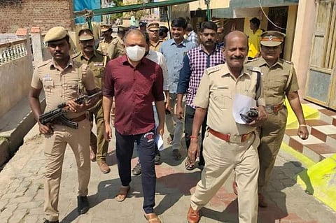 ஜோலார்பேட்டையிலிருந்து பலத்த போலீஸ் பாதுகாப்புடன் சென்னைக்கு அழைத்து செல்லப்பட்ட பேரறிவாளன்.