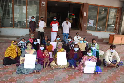 உடைந்த கழிவு நீா் குழாயை சரி செய்யக் கோரி தா்னா