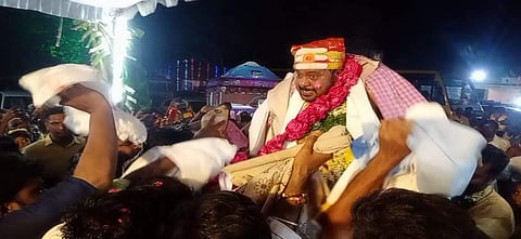 செய்களத்தூர் கடம்பவன காமாட்சி அம்மன் கோயில் மாசி உற்சவ விழாவில் பக்தர்கள் அரிவாளில் ஏறி நின்று  சாமியாடி அருள்வாக்கு கூறினர்