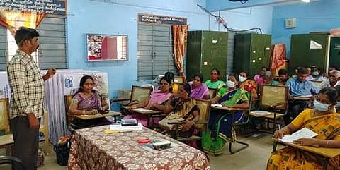 வாழப்பாடியில் நடைபெற்ற பள்ளி மேலாண்மைக் குழு பயிற்சி முகாம். பயிற்சி அளித்த கருத்தாளர் ஆசிரியர் கலைச்செல்வன்.