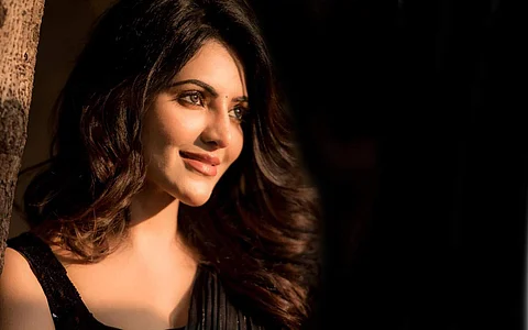 ஹோம்லியான லுக்கில் முதல் படத்திலேயே ரசிகர்களின் மனதில் இடம் பிடித்தவர் அதுல்யா ரவி.