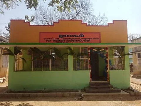 கந்தர்வகோட்டை அரசினர் ஆண்கள் மேல்நிலைப் பள்ளியில் முன்னாள் மாணவர்களால் புதிதாக அமைக்கப்பட்ட நூலகம்