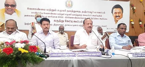 கூட்டத்தில் பேசுகிறார் வேளாண் துறை அமைச்சர் எம்.ஆர்.கே. பன்னீர்செல்வம்.