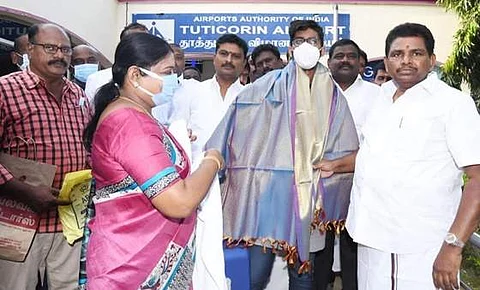 மாணவனுக்கு பொன்னாடை போர்த்தி வரவேற்ற அமைச்சர் பீ.கீதாஜீவன், அனிதா ஆர். ராதாகிருஷ்ணன் மற்றும் பாஜகவினர்.