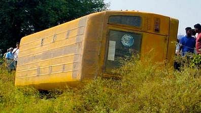 தனியாா் பள்ளி வேன் கவிழ்ந்து விபத்து: 3 மாணவா்கள் காயம்