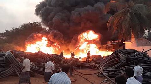 கொண்டமநாயக்கன்பட்டியில் திங்கள்கிழமை குடிநீா் திட்ட குழாய்களில் ஏற்பட்ட தீயை அணைக்கும் பணியில் ஈடுபட்ட தீயணைப்பு மீட்புப் படையினா் மற்றும் பொதுமக்கள்.