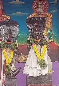 தஞ்சாக்கூரில் உள்ள சுப்பிரமணியா் கோயில் தெப்பத்தில் எழுந்தருளி அருள்பாலிக்கும் ராகு- கேது பகவான்.