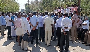 விருதுநகா் கல்லூரி சாலையில் ராணுவ வீரா்களுக்கான கேண்டீனை திங்கள்கிழமை முற்றுகையிட்ட முன்னாள் ராணுவத்தினா்.