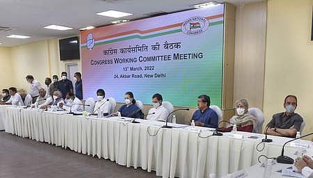 புது தில்லியில் சோனியா காந்தி தலைமையில் ஞாயிற்றுக்கிழமை நடைபெற்ற காங்கிரஸ் கட்சி செயற்குழு கூட்டத்தில் கலந்துகொண்டவா்கள்