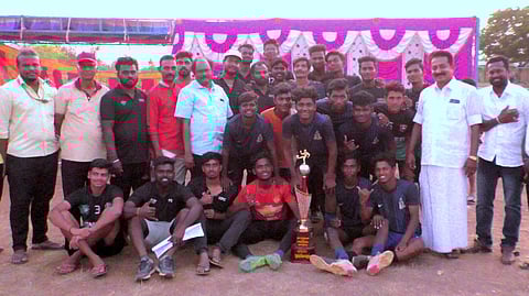 மணப்பாறையில் ஐவா் கால்பந்து போட்டி