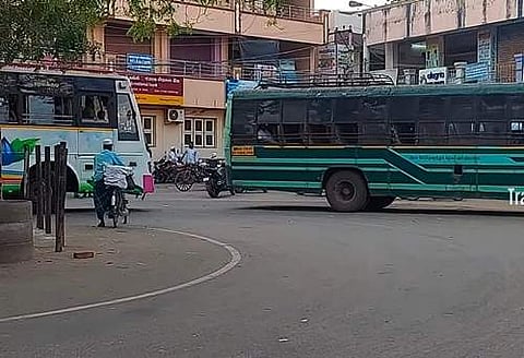 இளையான்குடி பஸ் நிலையத்திற்குள் வந்து செல்லும் பஸ்கள்.