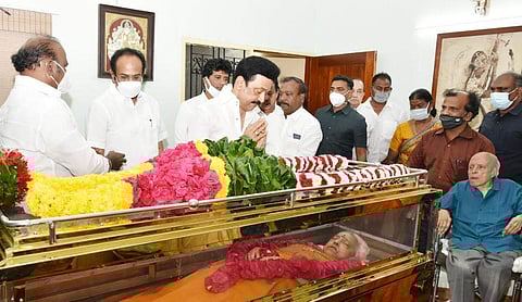 வேளாண் ஆய்வறிஞர் எம்.எஸ்.சுவாமிநாதனின் மனைவி மீனா சுவாமிநாதனின் உடலுக்கு முதல்வர்  மு.க.ஸ்டாலின் நேரில் சென்று அஞ்சலி செலுத்தினார். 