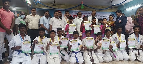 மாநில கராத்தே போட்டியில் வென்ற மாணவா்களுக்குப் பரிசு