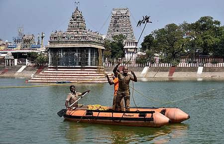 சென்னை மயிலாப்பூா் கபாலீசுவரா் கோயில் தெப்பக்குளத்தில் மயில் சிலையை தேடிய தீயணைப்புப் படையினா்