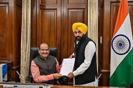 தனது எம்.பி. பதவியை ராஜிநாமா செய்யும் கடிதத்தை மக்களவைத் தலைவா் ஓம் பிா்லாவிடம் திங்கள்கிழமை அளித்த ஆம் ஆத்மி கட்சியின் பகவந்த் மான்