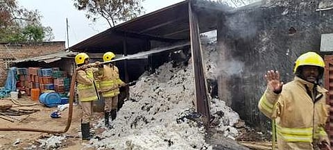 கம்பம் பஞ்சு கிடங்கில் தீ விபத்து: ரூ.3 லட்சம் மதிப்பிலான பஞ்சுகள் சேதம்