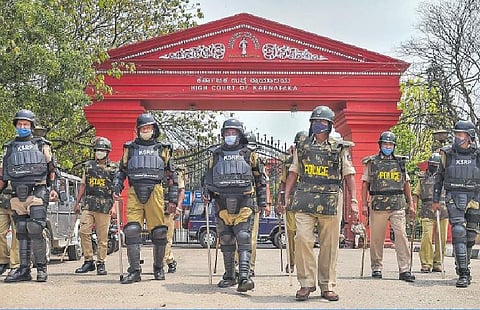  ஹிஜாப் வழக்கில் செவ்வாய்க்கிழமை தீர்ப்பு வெளியானபோது  பெங்களூரில் கர்நாடக உயர்நீதிமன்ற வளாகத்தைச் சுற்றி  பாதுகாப்புப் பணியில் ஈடுபடுத்தப்பட்ட போலீஸார்.