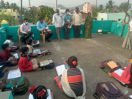 இல்லம்தேடிக்கல்வி மையத்தை ஆய்வு செய்யும் மாநில பள்ளிக்கல்வித்துறை ஆணையாளா் நந்தக்குமாா். உடன் கல்வி அதிகாரிகள் உள்ளனா்.