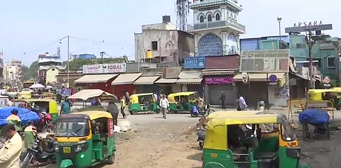 பெங்களூரு சிவாஜி நகரில் அடைக்கப்பட்டுள்ள கடைகள்