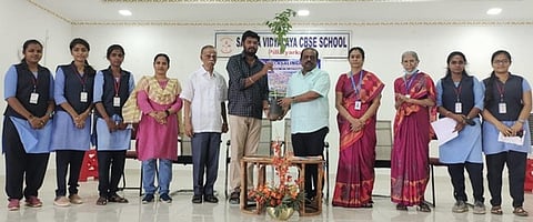 பிள்ளையாா்குளம் சத்யா வித்யாலயா பள்ளியில் புதன்கிழமை நடைபெற்ற ஓவியப் போட்டியில் வெற்றி பெற்ற மாணவா்கள், ஆசிரியா்களுக்கு சான்றிதழ் மற்றும் மரக்கன்றுகளை வழங்கிய பள்ளித் தலைவா் குமரேசன்.