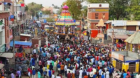 சிவகங்கையில் உள்ள சுப்பிரமணிய சுவாமி கோயிலில் பங்குனி உத்திர திருவிழாவையொட்டி வியாழக்கிழமை நடைபெற்ற தேரோட்டம்.