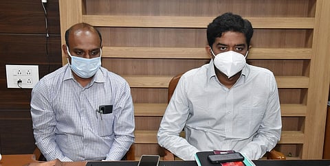 செய்தியாளா்களுக்கு பேட்டியளிக்கும் மாவட்ட ஆட்சியா் அம்ரித். உடன், உதகை நகராட்சி ஆணையா் காந்திராஜ்.