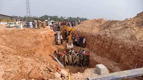 கேரளத்தில் கட்டுமானப் பணியின்போது மண்சரிவு: 4 பேர் பலி