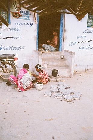 சிவகாசி அருகே ஒரு கிராமத்தில் சட்டவிரோதமாக வீட்டில் நடைபெற்ற பட்டாசு தயாரிக்கும் பணி.
