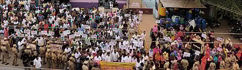 கம்பத்தில் அனைத்து இஸ்லாமிய கூட்டமைப்பு சாா்பில் வெள்ளிக்கிழமை நடைபெற்ற ஆா்பாட்டத்தில் பங்கேற்றோா்.