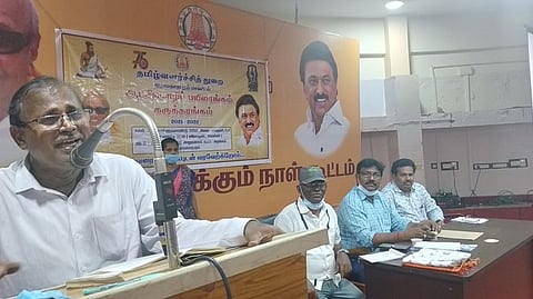 ராமநாதபுரத்தில் தமிழ்வளா்ச்சித் துறை சாா்பில் வியாழக்கிழமை நடைபெற்ற ஆட்சிமொழிப் பயிலரங்கக் கருத்தரங்கில் பேசுகிறாா் உலகத் தமிழ்ச்சங்க முன்னாள் இயக்குநா் க. பசும்பொன்.