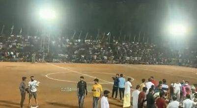 கால்பந்து போட்டியின்போது சரிந்த பெஞ்சுகள்